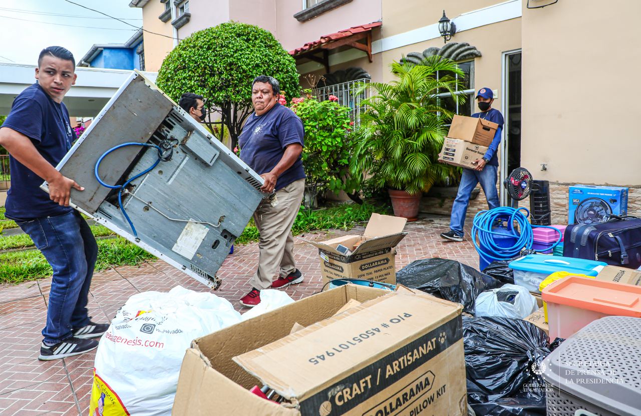 Gobernación apoya mudanza de familias de Brisas de San Francisco