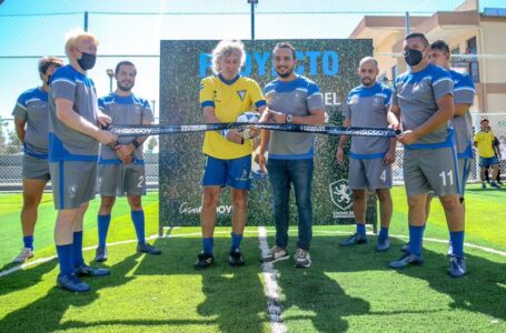 Alcalde César Godoy y el “Mágico” González inauguran la nueva cancha de fútbol en Zaragoza