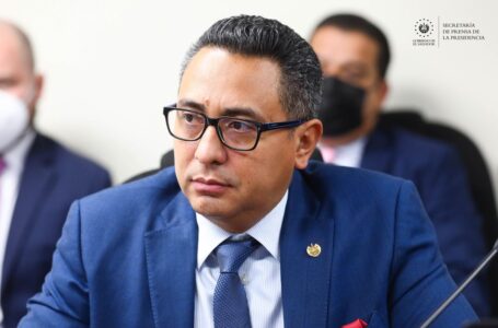 Viceministro de Hacienda presentan medidas transitorias para exonerar de pago de impuestos a aguinaldos menores de $1,100