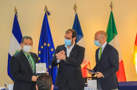 En el marco del Día del Bombero Salvadoreño, la institución recibe medalla al mérito por la Unión Europea