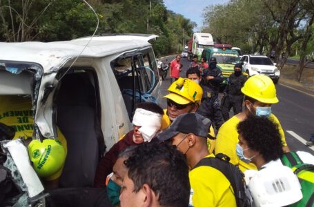 Comandos de Salvamento rescatan a víctima de accidente vial