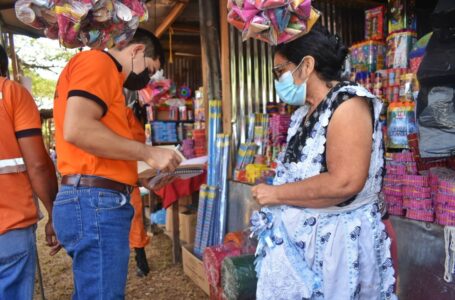 Elementos de Protección Civil verifican ventas de pirotécnicos en Chalatenango