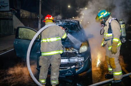 Bomberos sofocan un vehículo incendiado en la 29 calle poniente San Salvador