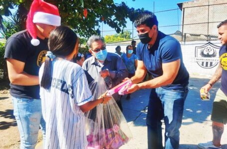 Empresario y ex diputado por San Salvador continúa ayudando a familias necesitadas