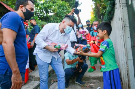 Director de Tejido Social y Alcalde Godoy entregan juguetes en colonias de Zaragoza