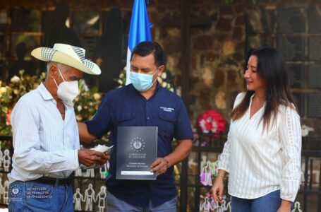 46 familias de El Mozote reciben contribución económica para vivienda