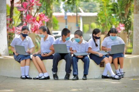 Gobierno ha entregado el 70 % de las computadoras a estudiantes del sector público