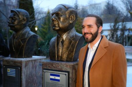 Develan busto de doctor Armando Bukele en Universidad de Ankara
