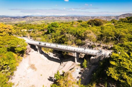 Puente quebrada La Mora ya es una realidad en San Vicente