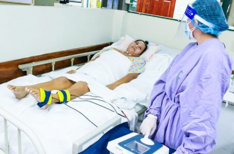 Ministerio de Salud entrega moderno equipo de electroterapia a Hospital de Sonsonate