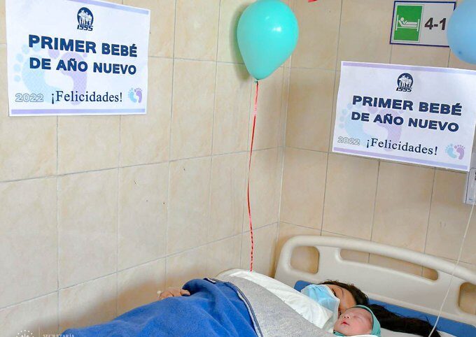 Seguro Social y Hospital San Rafael entregan incentivo a madres de los primeros bebés de 2022