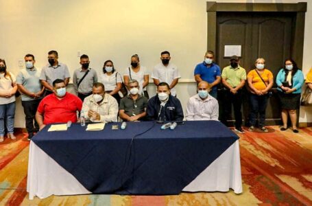 Cuatro alcaldes renuncian de Arena y uno del FMLN