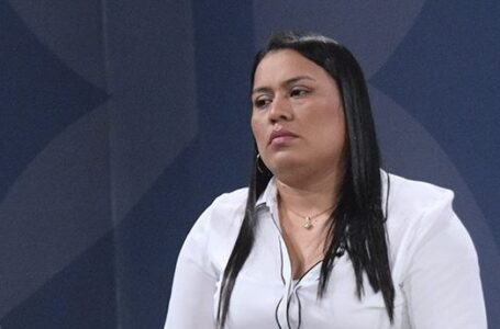 Diputada del FMLN se confunde al querer comparar pólvora (Video)