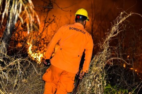 Intensa jornada para apagar incendio en cantón Las Dispensas, San José Villanueva