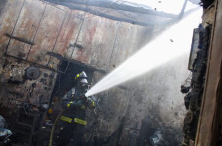 Bomberos extingue incendio en taller de motocicletas en Santa Ana