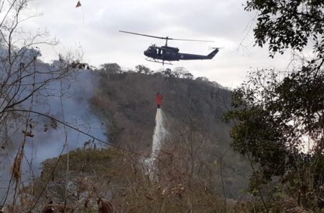 Bomberos y Fuerza Armada extinguen incendio en cantón Las Victoria, Caluco