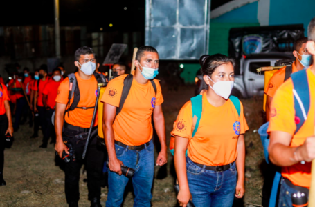 Cuerpo de bomberos trabaja contra reloj para neutralizar incendio en Nejapa