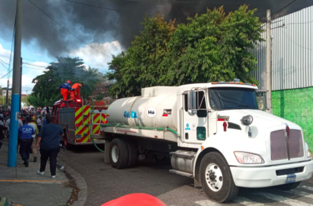 Incendio consume venta de repuestos en colonia La Rábida, de San Salvador