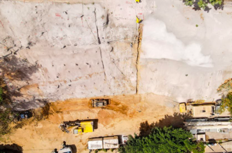 Obras Públicas lleva un 40% de avance en construcción de muro en residencial Bello San Juan