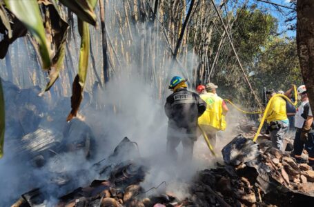 Bomberos e instituciones de socorros se unen para extinguir incendio en vivienda Cabañas
