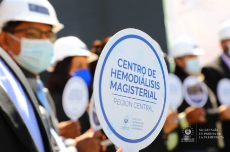 Colocan primera piedra para construcción de Centro de Hemodiálisis y Policlínico Magisterial de San Salvador