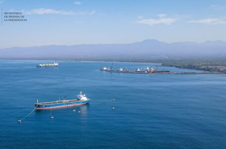 Ministra de Economía inspecciona calidad de combustible que importa buque al Puerto de Acajutla