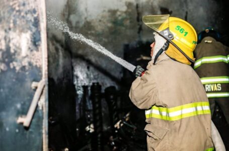 Bomberos sofocan incendio en parroquia de Panchimalco