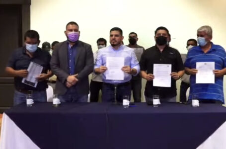 Alcaldes y ex concejales de La Libertad renuncian al partido ARENA y se declaran independientes