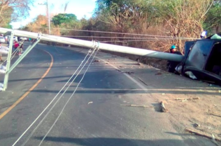 Bomberos libera a conductor que se estrelló contra tendido eléctrico