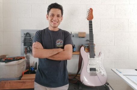 Salvadoreño crea su propia marca de guitarras elaboradas a mano