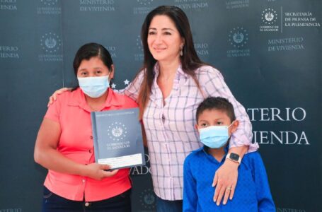 Ministra de Vivienda entrega 61 casas y 8 escrituras de propiedad a familias de Tacuba