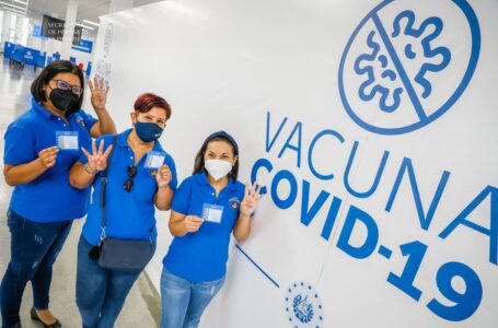 Salvadoreños acuden a aplicarse cuarta dosis de COVID-19 al Megacentro de Vacunación y otros puntos