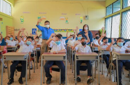 Estudiantes de cuarto grado del Centro Escolar Tomás Medina de Santa Ana reciben nuevos pupitres