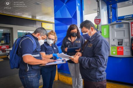 Inspectores de Hacienda verifican precios de combustibles en San Salvador