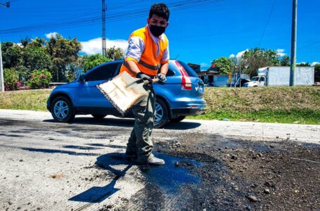 Equipo Táctico Operativo limpia zona donde rastra accidentada derramó aceite