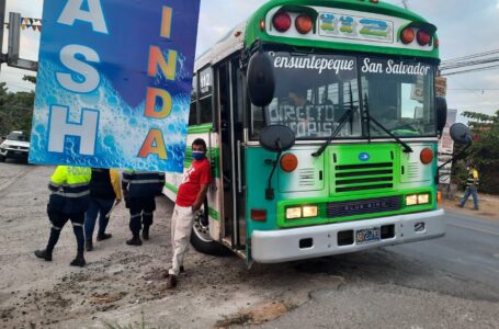 Motoristas obligados a devolver incremento de tarifa del pasaje a los salvadoreños