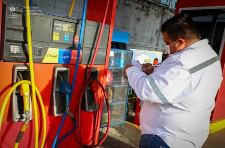 Inspectores del Ministerio de Economía verifican que no exista alza de precios de combustible en San Salvador