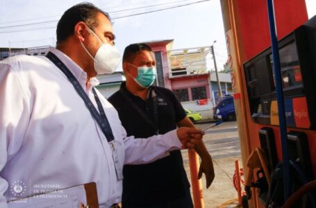 Continúan verificando suspensión de impuestos en gasolineras de San Salvador