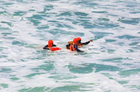 Guardavidas salvan a joven de 22 años de ahogarse en playa Metalío