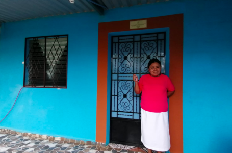 Entregan viviendas a familias de escasos recursos en Nahuizalco