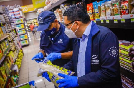 Supervisan precios de alimentos en supermercado de Antiguo Cuscatlán