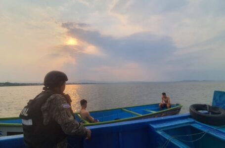 Rescatan a dos pescadores artesanales cuya lancha volcó en el golfo de Fonseca