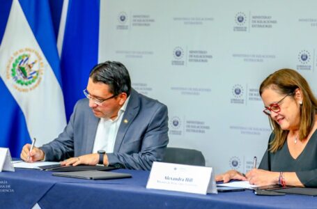 Cancillería y Defensoría del Consumidor firman convenio para acercar servicios a la diáspora salvadoreña en EE.UU