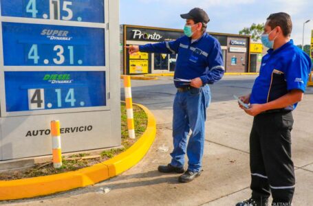 Gasolinera serán multadas con $100,000 por no trasladar reducciones al combustible