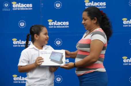 Presidente Bukele destaca la entrega de computadoras y tablets a estudiantes