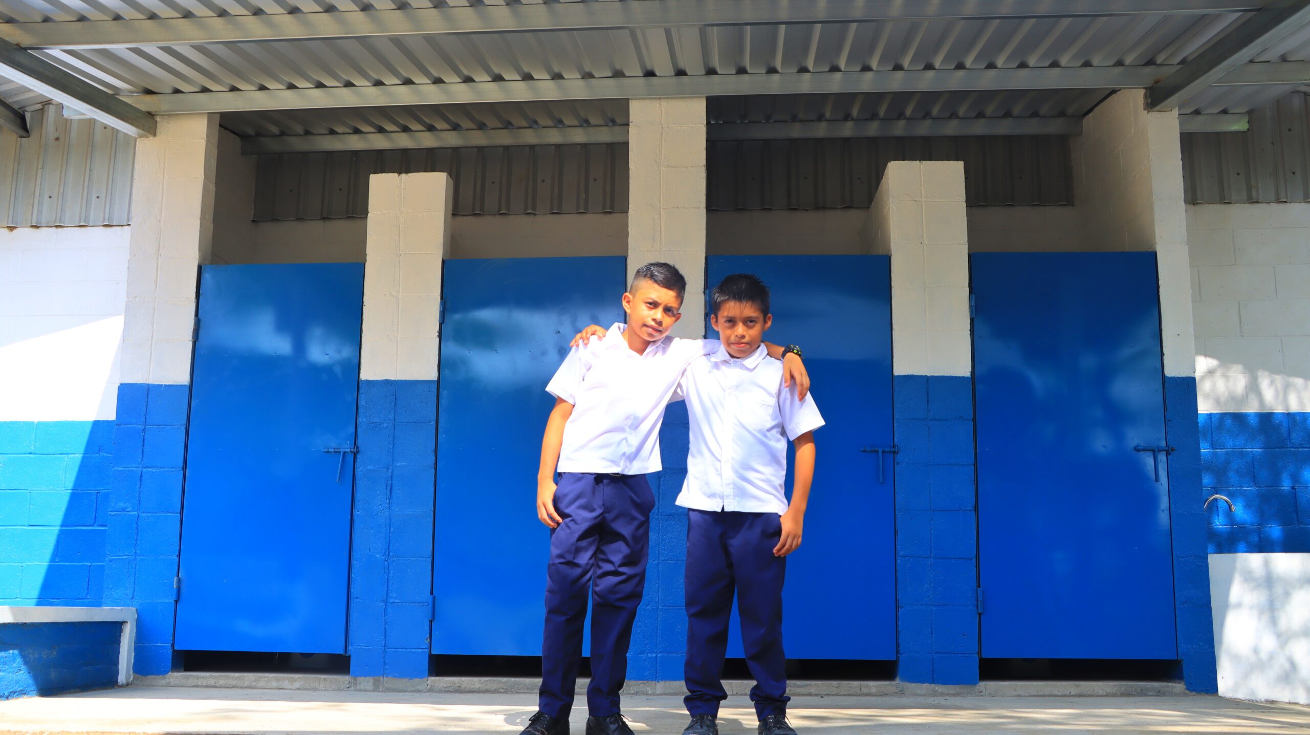 Alcalde de El Paraíso construye baños sanitarios en dos centros escolares de ese municipio