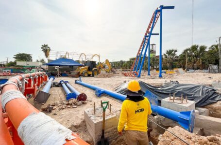 Instalan último juego mecánico del nuevo parque de diversiones en el puerto de La Libertad