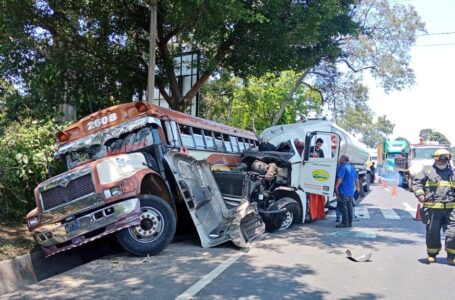 Tráiler cisterna y autobús provocan accidente de tránsito en Izalco