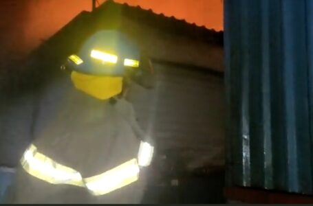 Bomberos combate esta noche incendio estructural en mercado de Cojutepeque