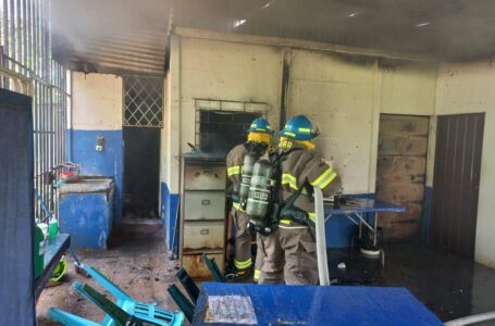 Sofocan incendio en cocina de la Unidad de Salud del cantón Tangolona, en San Miguel